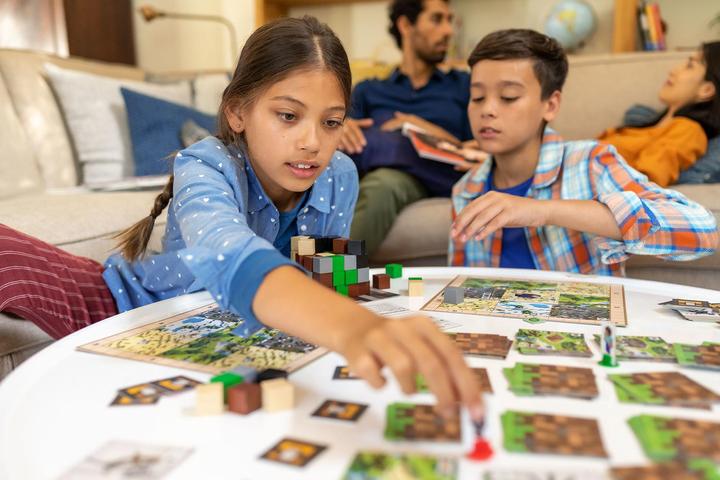 Actual product image Ravensburger board game Minecraft Builders & Biomes (LT, LV, EE), 27088 (Latvian, Lithuanian, Estonian)