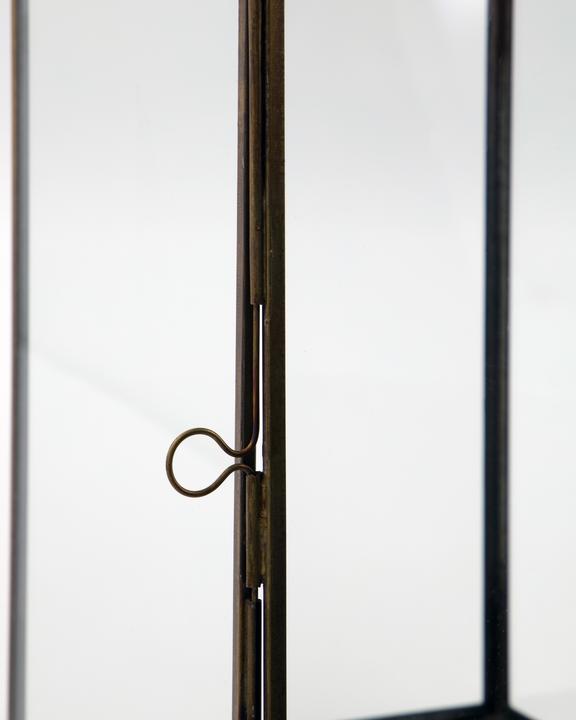 Actual product image House Doctor Windlicht, HDVivi, Antikes Messing-Finish (19 x 19 x 46 cm, 1 x)