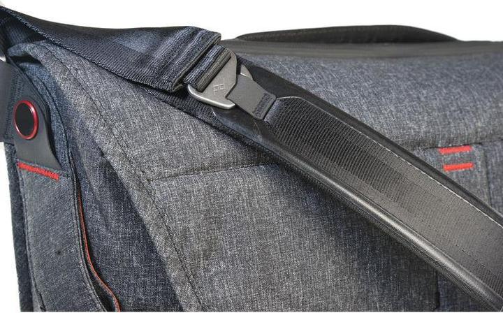 Actual product image Peak Design Everyday Messenger 15" Charcoal (Camera shoulder bag)