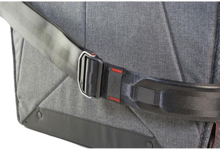 Actual product image Peak Design Everyday Messenger 15" Charcoal (Camera shoulder bag)