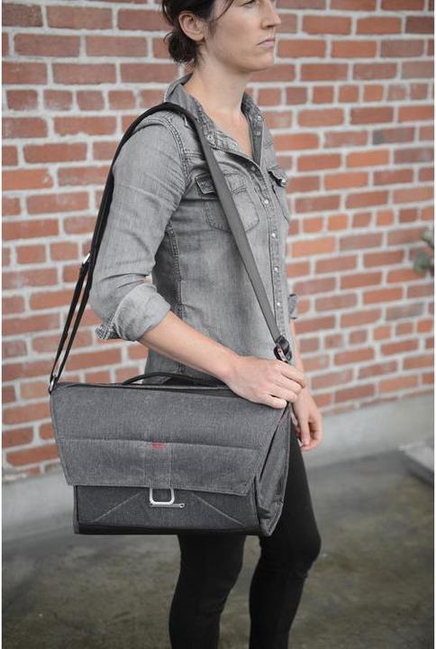 Actual product image Peak Design Everyday Messenger 15" Charcoal (Camera shoulder bag)