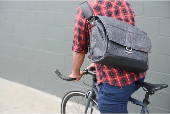 Actual product image Peak Design Everyday Messenger 15" Charcoal (Camera shoulder bag)