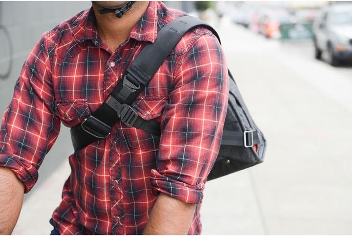 Actual product image Peak Design Everyday Messenger 15" Charcoal (Camera shoulder bag)
