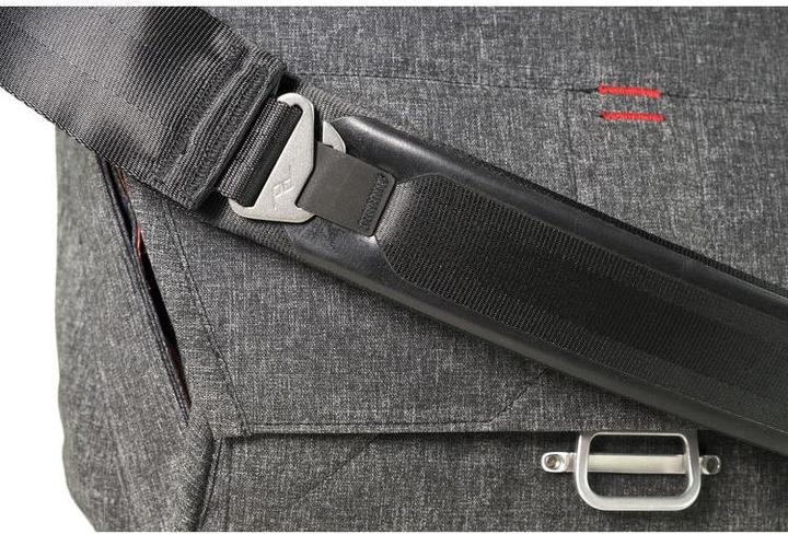 Actual product image Peak Design Everyday Messenger 13" Charcoal (Camera shoulder bag)