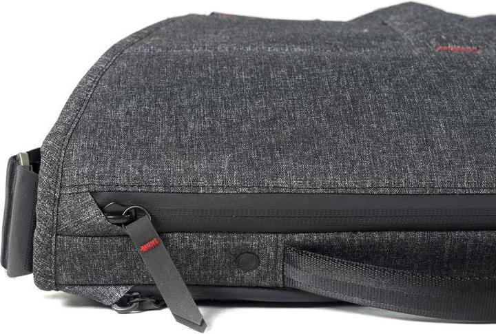 Actual product image Peak Design Everyday Messenger 13" Charcoal (Camera shoulder bag)