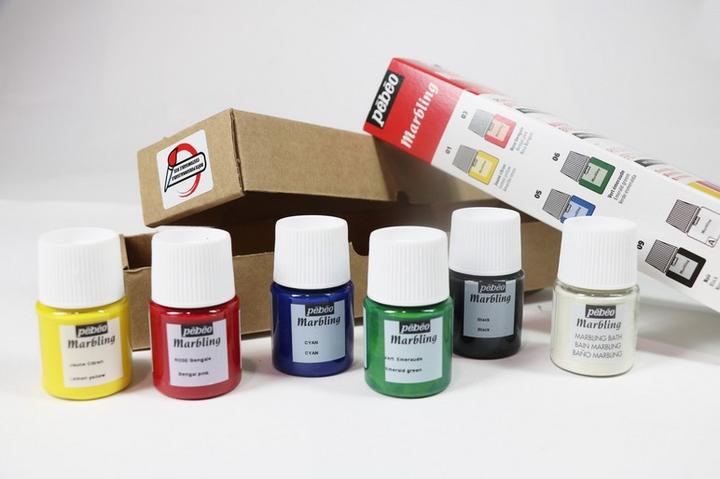 Immagine prodotto Pebeo Kit Iniziation Marbling Scoperta 6x (Smeraldo, Giallo limone, Nero, Ciano, Rosa del Bengala, bagno di marmo 18 g, 20 ml)