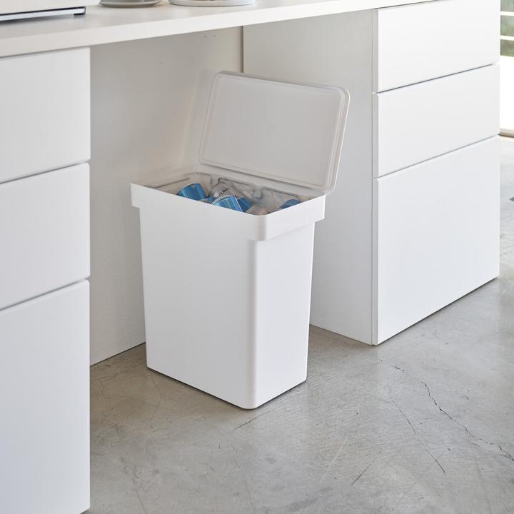 Actual product image Yamazaki Airtight waste bin with castors TOWER (25 l)