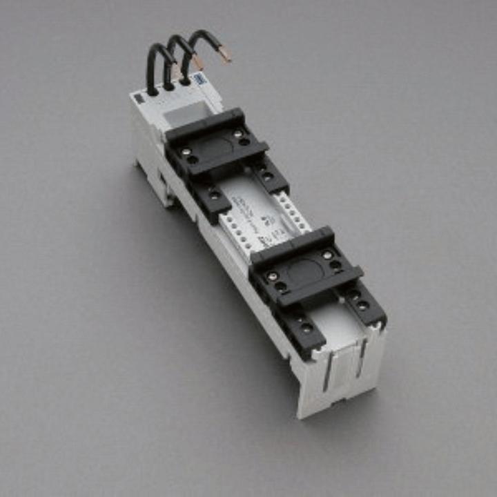 Produktbild Wöhner Sammelschienenadapter Abst=60mm B200mm 2Tragschien 3Ltg AWG12 25A 5-10mm 45mm (Kabeldurchlass)