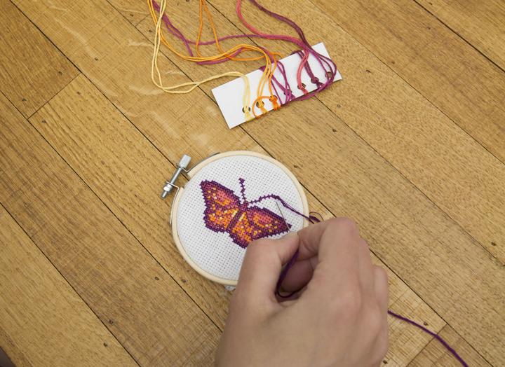 Produktbild Kikkerland Mini Cross Stitch Embroidery Kit - Butterfly