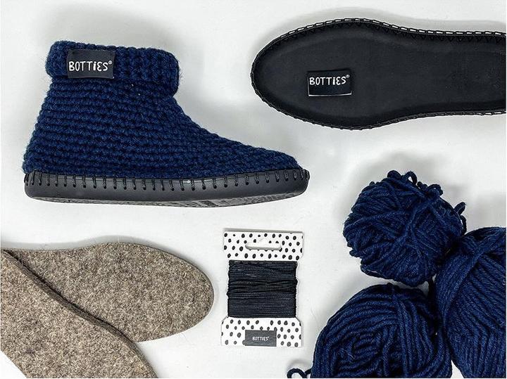 Actual product image Botties DIY crochet shoe set size 39 (EU) indigo