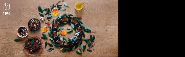 Actual product image LEGO Christmas wreath (10340, LEGO Icons)