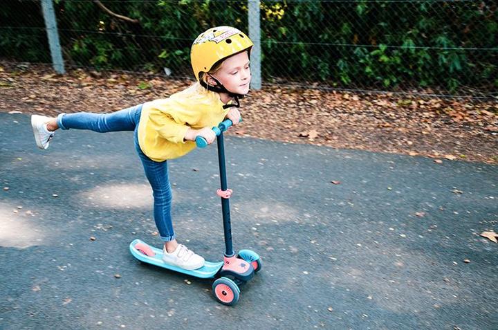 Produktbild Chillafish Scotti GLOW 3-Rad Scooter mit Bremse und LED Lichter