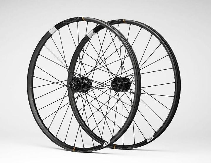 Produktbild Crankbrothers Synthesis Carbon Enduro 11 BOOST P321 Tubeless Ready Laufradsatz, 27.5", 110x15mm/148x (Laufradsatz, 27.5")