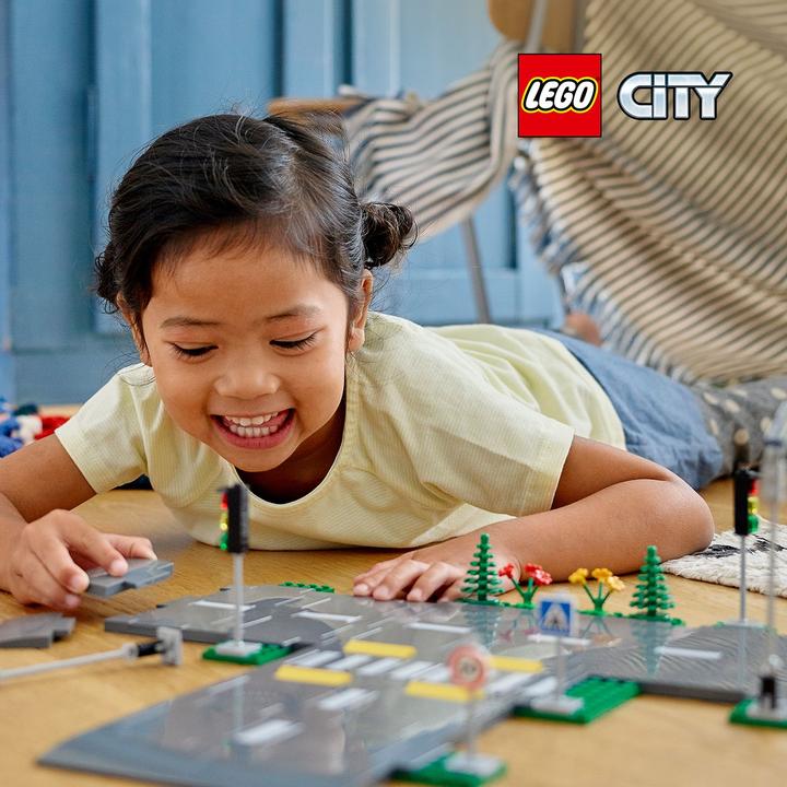 Actual product image LEGO Road intersection with traffic lights (60304, LEGO City)
