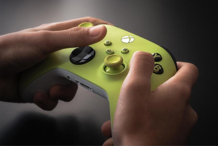 Actual product image Microsoft Wireless Controller - Electric Volt (Xbox Series X, Xbox One X, PC, Xbox One S, Xbox Series S)