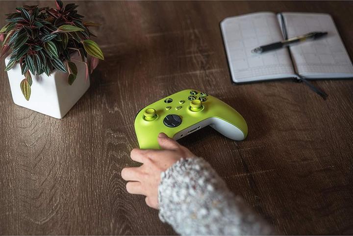 Actual product image Microsoft Wireless Controller - Electric Volt (Xbox Series X, Xbox One X, PC, Xbox One S, Xbox Series S)