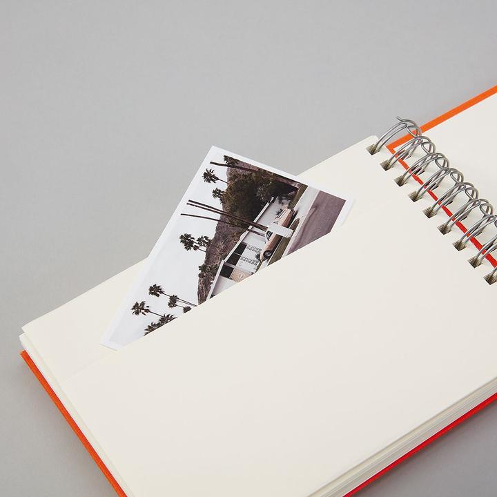 Produktbild Semikolon Fotoalbum Mini Mucho Orange. Cremefarbige Seiten (9 x 13 cm, 10 x 15 cm)