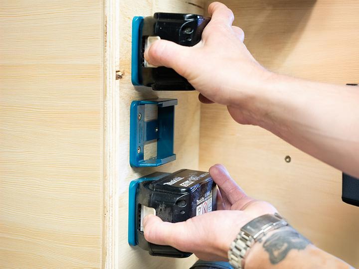 Produktbild StealthMounts BM-MK18-BLU-6 Blaue Batteriehalter für Makita 18v (6er Set)