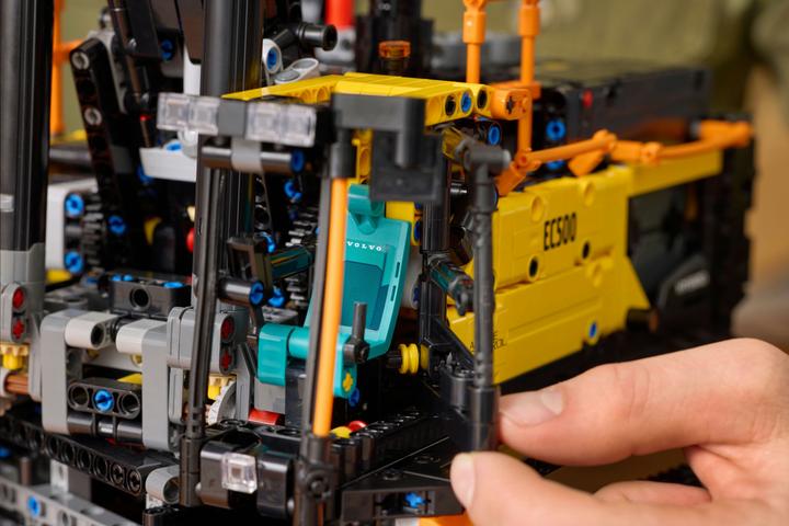 Produktbild LEGO Volvo EC500 Hybrid Bagger (42215, LEGO Technic)