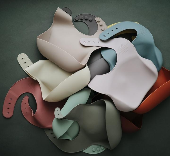 Produktbild Mushie Silikon Lätzchen Dove Grey