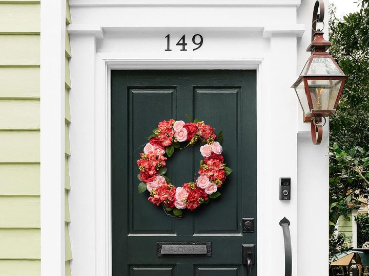 Immagine prodotto Beliani Ghirlanda per porta rossa/rosa con fiori artificiali ø 50 cm AGULO (10 cm)
