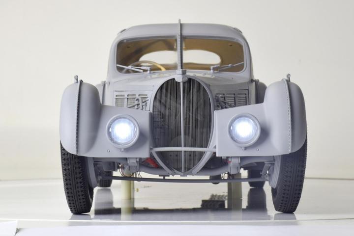 Produktbild 1:8 IXO Bugatti 57 SC