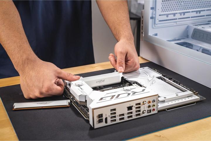 Actual product image Crucial Pro DDR5-6000 Kit 32GB 2x16GB UDIMM white Overclocking (2 x 16GB, 6000 MHz, DDR5 RAM, U-DIMM)