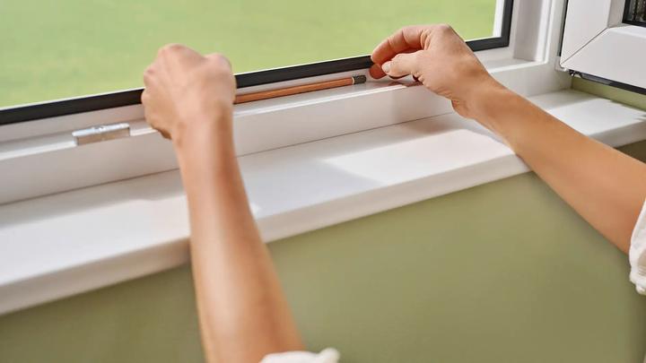 Produktbild tesa CLIP-ON Insektenschutz mit Anklipsrahmen für Fenster, zuschneidbarer Rahmen, ohne Bohren (120 x 140 cm)