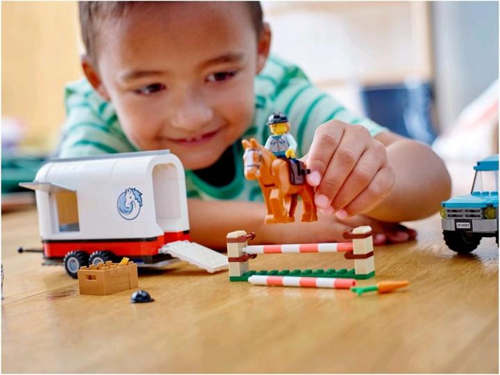 Actual product image LEGO SUV with horse trailer (60327, LEGO City)