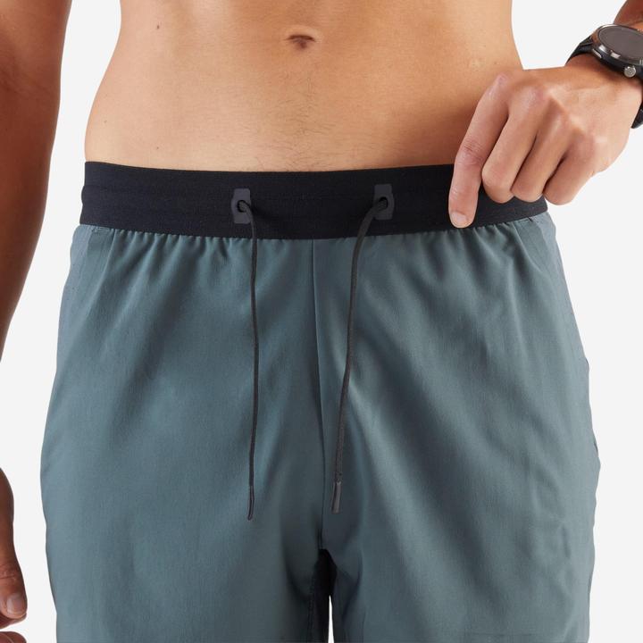 Actual product image Kiprun Laufshorts Herren - Run 500 Dry dunkelgrün/grau (S)