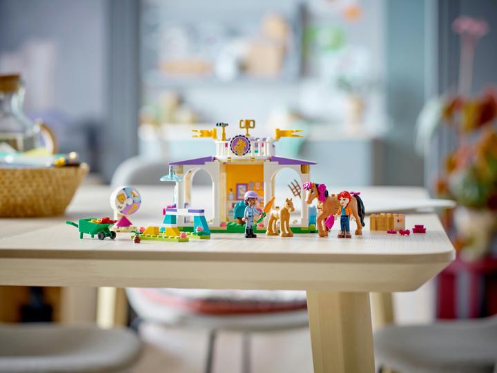 Actual product image LEGO Riding school (41746, LEGO Friends)