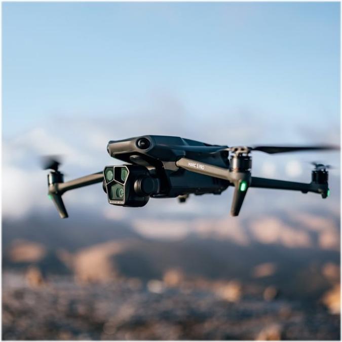 Produktbild DJI Mavic 3 Pro Fly More Combo inkl. RC (43 min, 958 g, 48 Mpx)