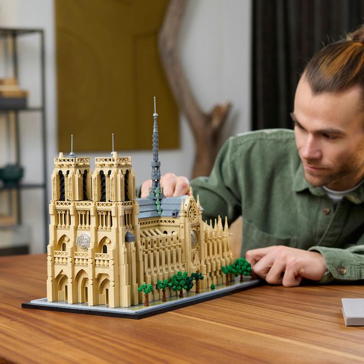 Actual product image LEGO Notre-Dame de Paris (21061, LEGO Architecture)