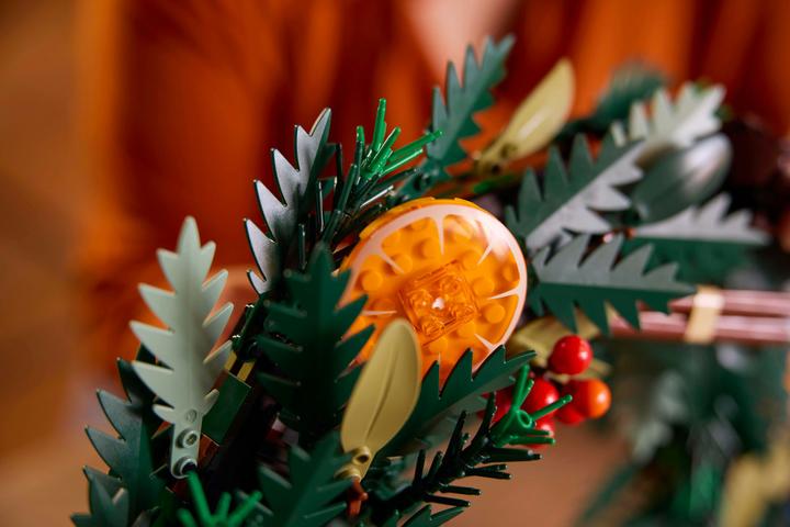 Actual product image LEGO Christmas wreath (10340, LEGO Icons)