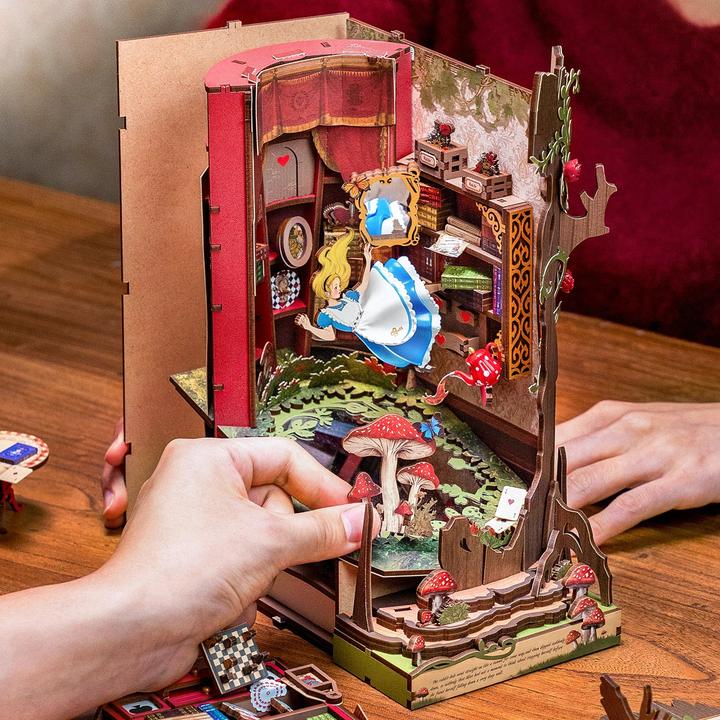 Actual product image Robotime Bausatz Alice im Wunderland, Modell Art: Book Nook