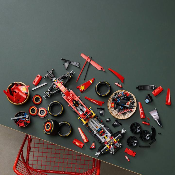 Actual product image LEGO Ferrari SF-24 F1 Rennauto (42207, LEGO Technic)