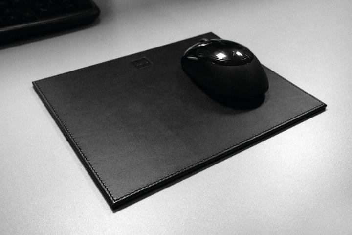 Immagine prodotto Helit Tappetino per mouse "il tappetino in pelle", in pelle, nero Superficie in vera pelle