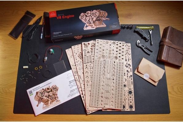 Produktbild Ugears MOTEUR V8 776PCS (FR-DE-EN-POL-ES-UKR)