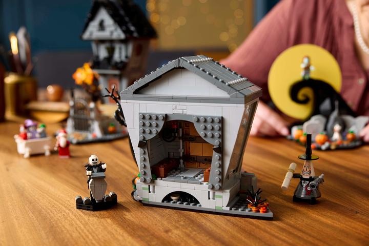 Image du produit LEGO Nightmare Before Christmas (21351, LEGO Ideas, LEGO difficiles à trouver)