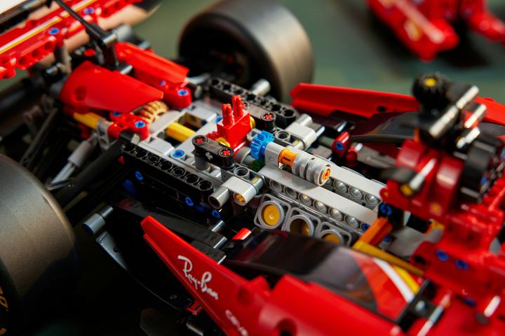 Actual product image LEGO Ferrari SF-24 F1 Rennauto (42207, LEGO Technic)