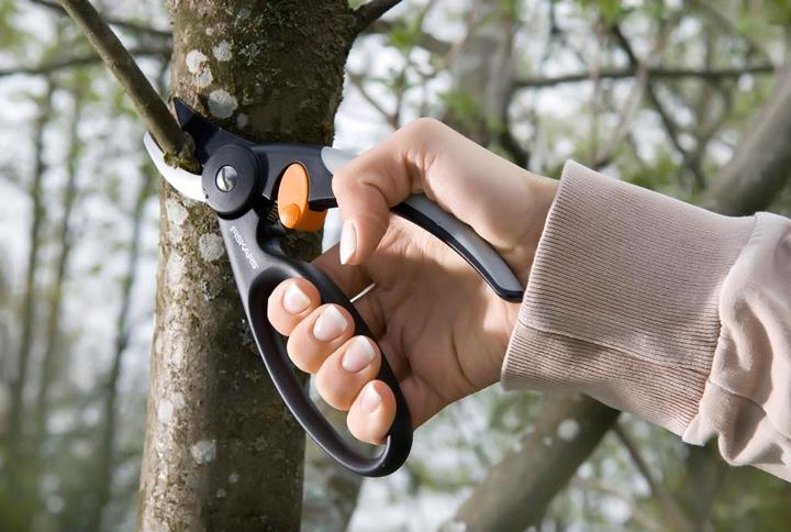 Produktbild Fiskars Gartenschere Bypass Elegance 1
