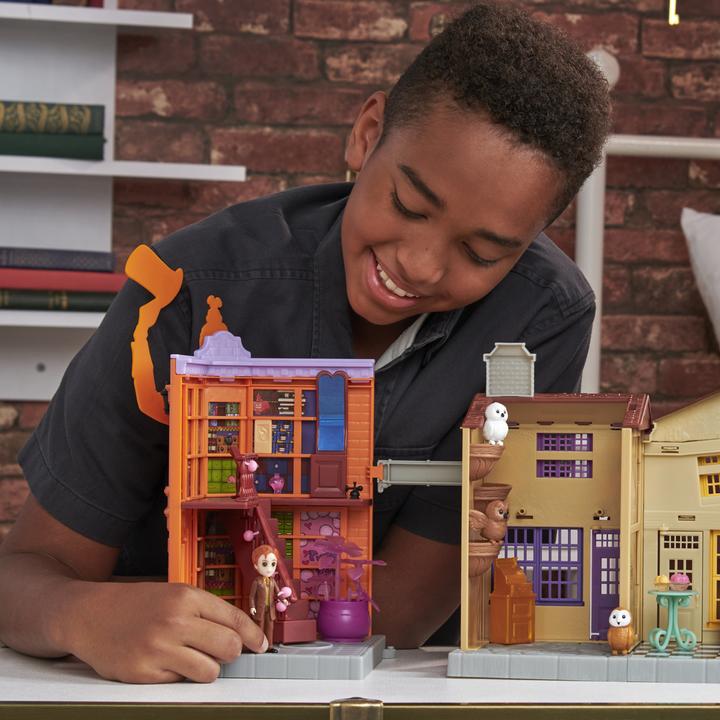 Actual product image Spin Master Wizarding World Harry Potter - Diagon Alley (Angle Alley) playset with light and sound and 2