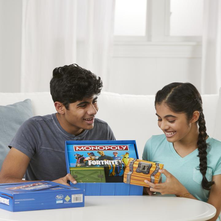Produktbild Monopoly Fortnite Sammlerausgabe (Deutsch, Italienisch, Englisch, Spanisch, Polnisch, Finnisch, Niederländisch, Arabisch, Türkisch, Portugiesisch, Ungarisch, Dänisch, Rumänisch, Slowenisch, Tschechisch, Schwedisch, Norwegisch, Bulgarisch, Kroatisch, Lettisch, Slowakisch)