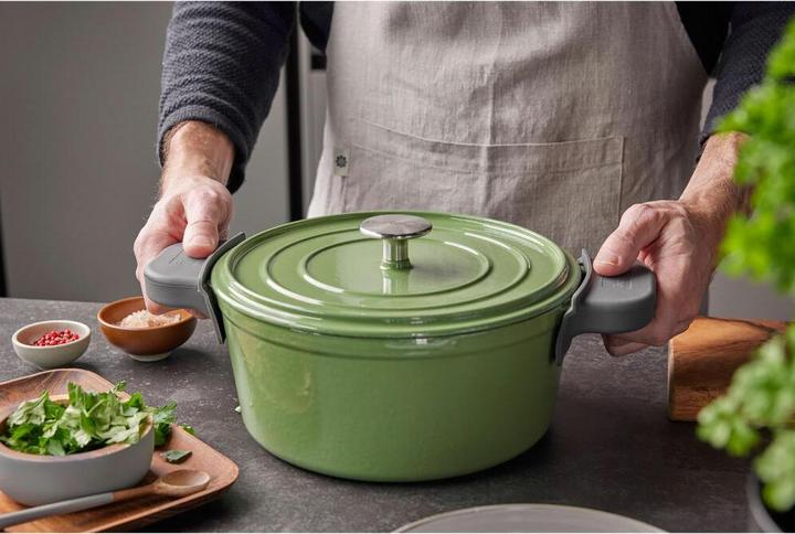 Produktbild Berndes Bräter Cocotte B.IRON Gusseisen oval 31 x 24 cm 6 Liter salbeigrün INDUKTION (31 cm, Bräter + Schmortopf, Gusseisen)