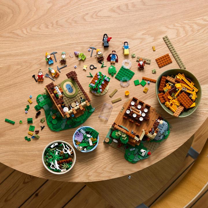 Immagine prodotto LEGO La capanna di Biancaneve e i sette nani (43242, LEGO Disney)