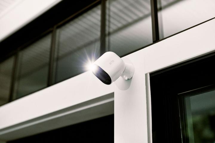 Actual product image Arlo Pro 3 Spotlight, kit 3 cameras white (2560 x 1440 Pixels)