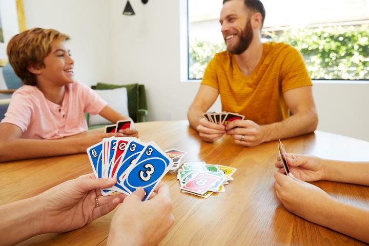 Actual product image Mattel Games Uno Deluxe Card Game (German, French, Italian)