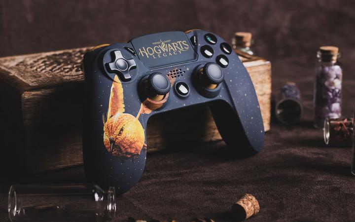 Produktbild Freaks and Geeks Hogwarts Legacy - Schnatzer (PS4)