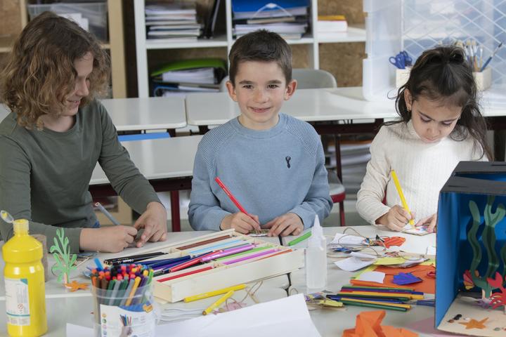 Image du produit Betzold 144 crayons triangulaires épais (17,5 cm) dans une boîte en bois (Multicolore, 1 x)