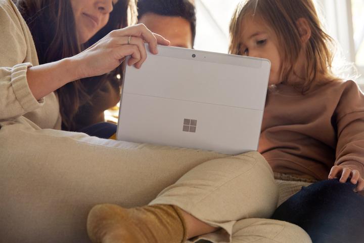 Produktbild Microsoft Surface Go 2 (4G, 10.50", 128 GB, Platin)